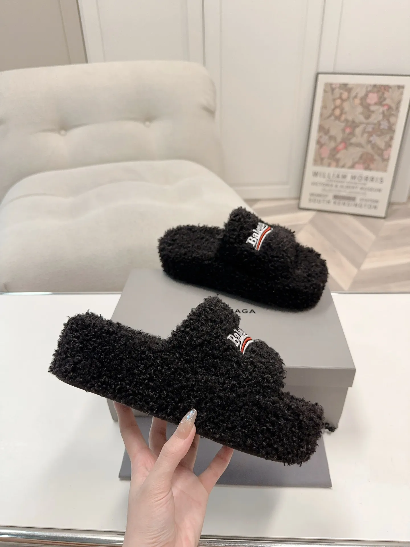 👟👟Ex-factory price 480👟👟Thick-soled Balenciaga autumn and winter trendy wool slippers💕cx upper letter pattern, electric embroidery logo embroidery technology! Full of high-end feel! Especially beautiful on the feet 🦶 🐑Material: wool (very soft and comfortable) 🐑Sole: Original non-slip and wear-resistant outsole 🐑Number/size: Women's 35-41